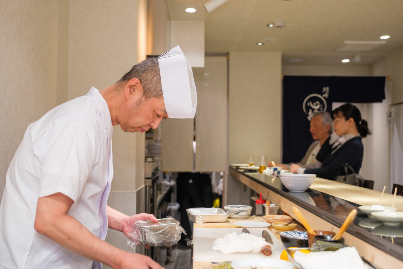 あなたのための鮨を、今夜。 
あなただけの流れで握るおまかせ鮨。-1